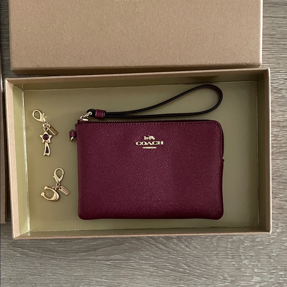 -RARE- New Coach Dark Black Cherry Glitter Wristlet with Charm Gift Set - Picture 2 of 8